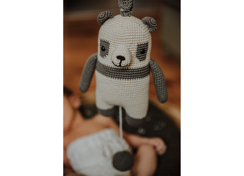 Die Spieluhr Panda Meng Meng ist das perfekte Babygeschenk.