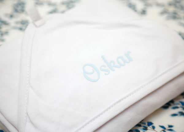 Das Kapuzen-Badehandtuch in weiß von Meyco ist mit dem Babynamen personalisiert ein tolles Babygeschenk.