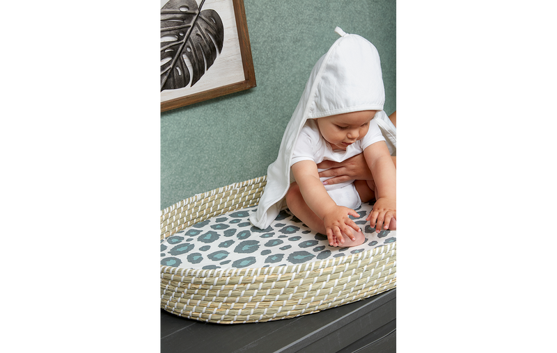 Das Kapuzen-Babyhandtuch in weiß von Meyco bei lachen lieben leben ist ein tolles Geschenk zur Geburt.