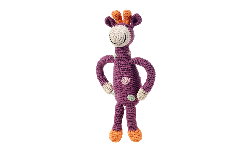 Die Giraffenrassel Greta in pink von Pebble bei lachen lieben leben ist ein tolles Geschenk zur Geburt.