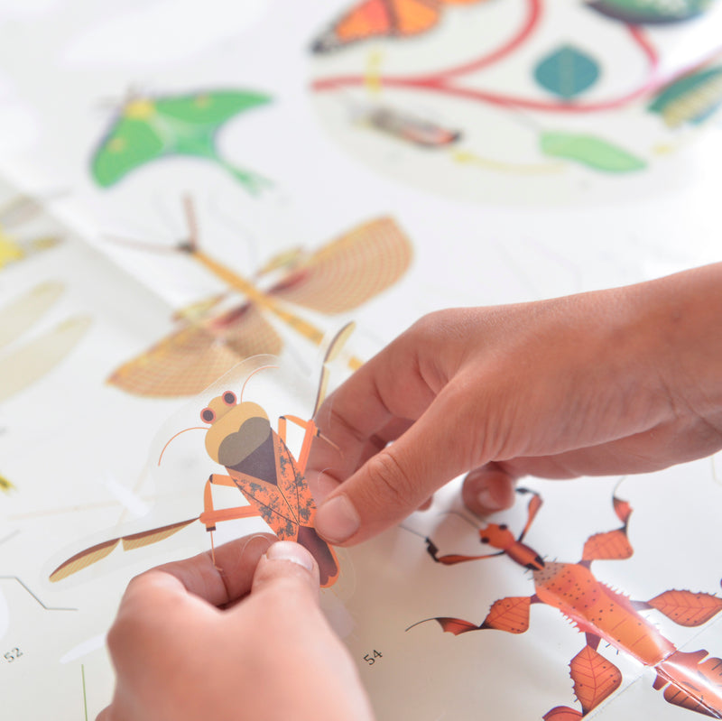 Das Stickerposter "Insekten" von Poppik ist ein tolles Geschenk für Kinder  und Eltern.